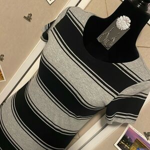 🛍️B2G1 FREE🛍️Outfit: NWT earrings & comfy striped with zippered back dress